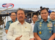 Menteri KKP dan TNI AL Mulai Bongkar Pagar Laut Tangerang