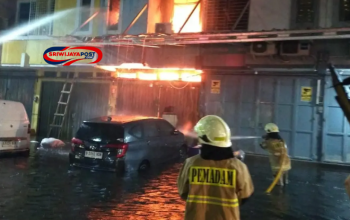 Genangan Air Merah di Lokasi Kebakaran Ruko, Diduga Tercemar Lilin Terbakar