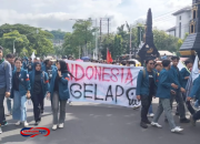 Demo “Indonesia Gelap” di Semarang: Mahasiswa Protes dengan Kotoran Sapi di Depan Kantor Gubernur