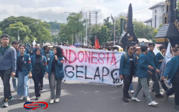 Demo "Indonesia Gelap" di Semarang: Mahasiswa Protes dengan Kotoran Sapi di Depan Kantor Gubernur
