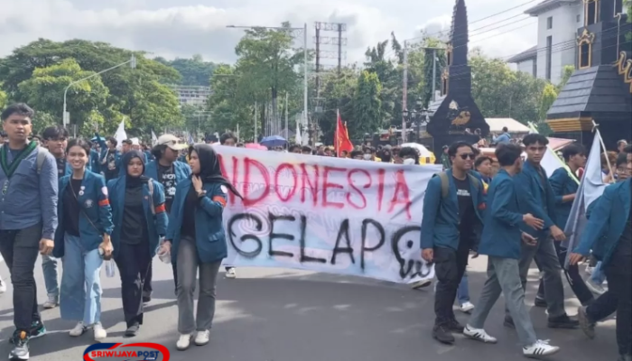 Demo “Indonesia Gelap” di Semarang: Mahasiswa Protes dengan Kotoran Sapi di Depan Kantor Gubernur