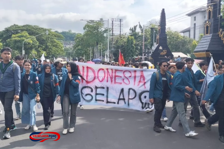 Demo "Indonesia Gelap" di Semarang: Mahasiswa Protes dengan Kotoran Sapi di Depan Kantor Gubernur