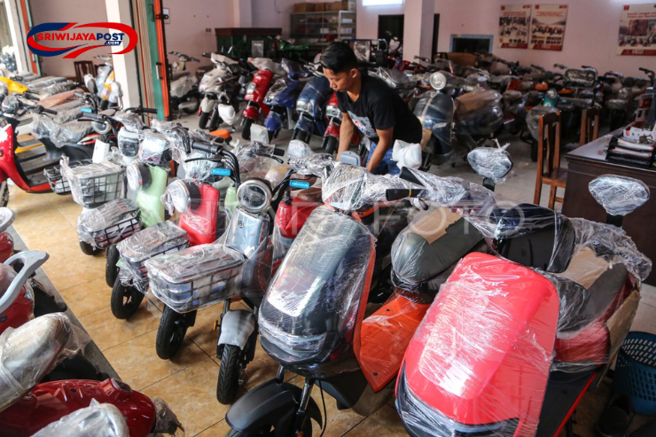 Stok Motor Listrik Numpuk di Dealer, Subsidi Tak Kunjung Terbit