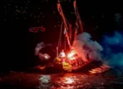Kapal Jukung Terbakar Hebat di Sungai Musi, Palembang Gempar!