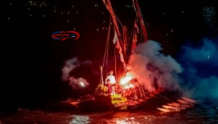 Kapal Jukung Terbakar Hebat di Sungai Musi, Palembang Gempar!