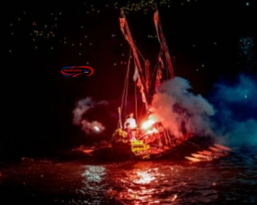 Kapal Jukung Terbakar Hebat di Sungai Musi, Palembang Gempar!
