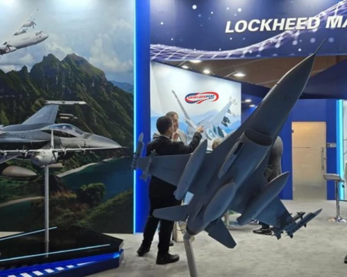 Aksi Seru! Denwalsus Kemhan Pukau Pengunjung di Indo Defence Expo 2025