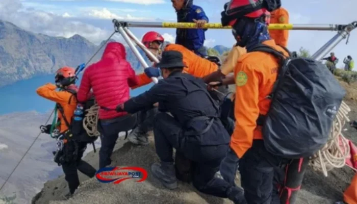Hujan Deras dan Jurang Terjal, Tim SAR Berjuang Berjam-jam Tandu Jenazah Pendaki Brasil Juliana ke RS Bhayangkara