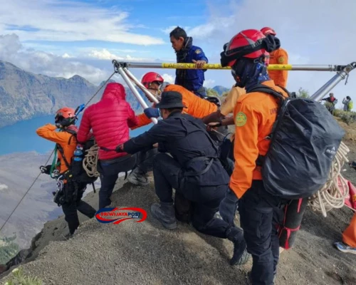 Hujan Deras dan Jurang Terjal, Tim SAR Berjuang Berjam-jam Tandu Jenazah Pendaki Brasil Juliana ke RS Bhayangkara