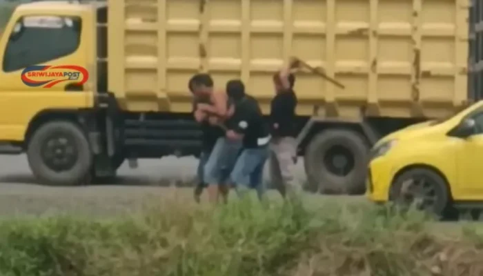 Viral! Truk Dikeroyok di Jalan, Dua Pelaku Diamankan Polisi