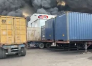 PT Agro Raya Mas Medan Terbakar Hebat, Truk Kontainer Dievakuasi