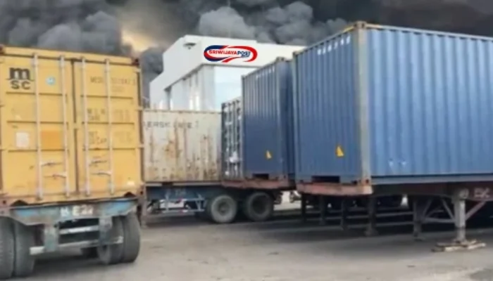 PT Agro Raya Mas Medan Terbakar Hebat, Truk Kontainer Dievakuasi