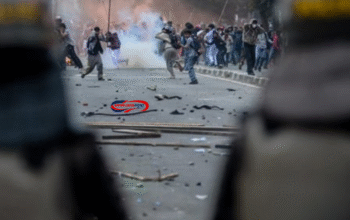 Suasana Demo di DPR Tiba-Tiba Mencekam: Massa Bentrok dengan Polisi