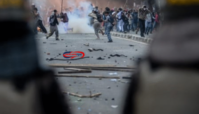 Suasana Demo di DPR Tiba-Tiba Mencekam: Massa Bentrok dengan Polisi