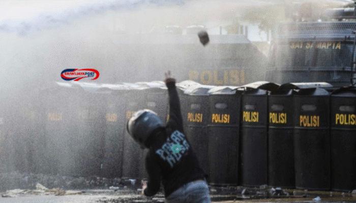 Suasana Demo di DPR Tiba-Tiba Mencekam: Massa Bentrok dengan Polisi