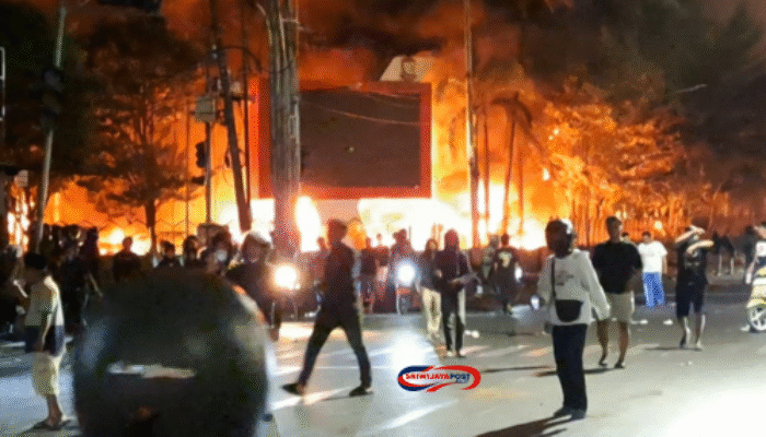Breaking News: Gedung DPRD Kota Makassar Dibakar Massa Aksi!