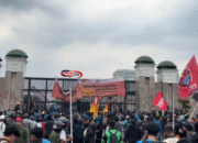 Massa Kembali Demo Saat DPR Rapat dengan TNI