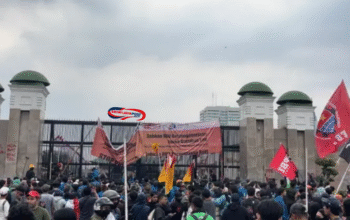 Massa Kembali Demo Saat DPR Rapat dengan TNI