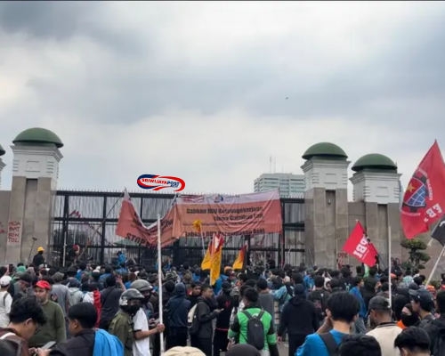 Massa Kembali Demo Saat DPR Rapat dengan TNI