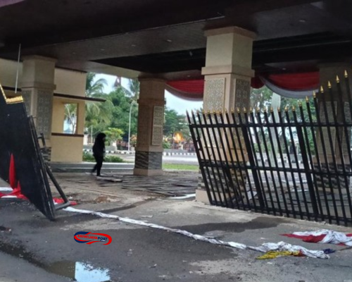 Gedung DPRD dan Kantor Ditlantas Polda Sumsel Dibakar Massa