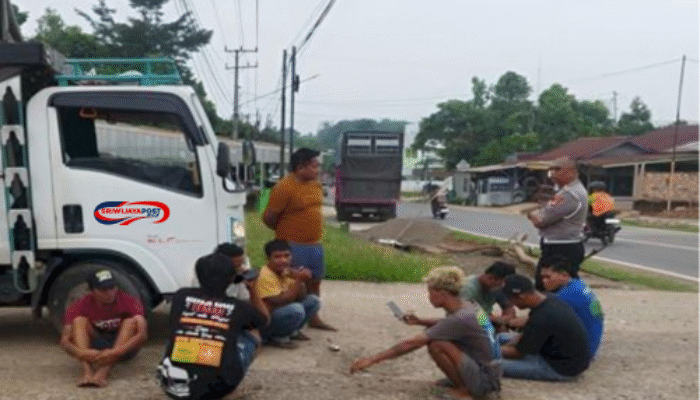 Viral! Polisi PALI Pecahkan Kaca Truk Semangka, Sopir Emosi