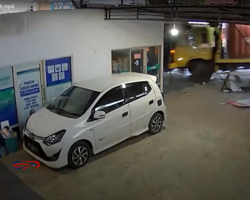 Diduga Sopir Mengantuk, Truk Kontainer Hantam Rumah dan Apotek di Polewali Mandar