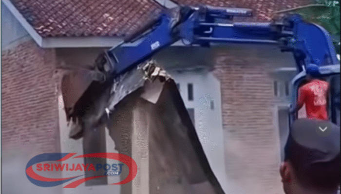 Viral! TKW Lampung Timur Hancurkan Rumah Eks Suami Pakai Ekskavator Usai Bercerai