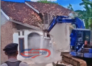 Viral! TKW Lampung Timur Hancurkan Rumah Eks Suami Pakai Ekskavator Usai Bercerai