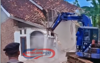 Viral! TKW Lampung Timur Hancurkan Rumah Eks Suami Pakai Ekskavator Usai Bercerai