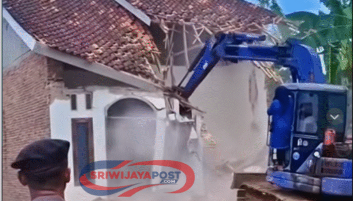 Viral! TKW Lampung Timur Hancurkan Rumah Eks Suami Pakai Ekskavator Usai Bercerai