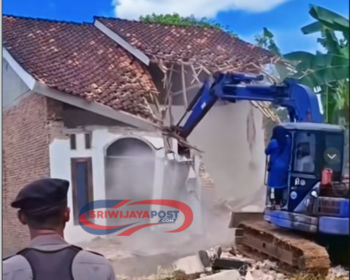 Viral! TKW Lampung Timur Hancurkan Rumah Eks Suami Pakai Ekskavator Usai Bercerai