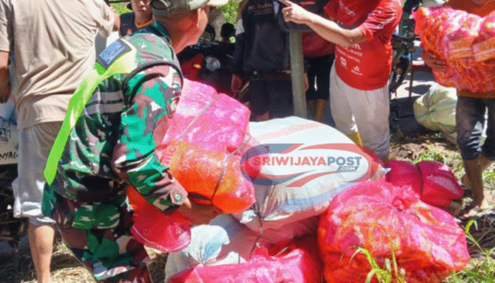 Prajurit TNI Jebol Hutan, Tembus 7 Desa Terisolir Aceh Tengah Bawa Bantuan