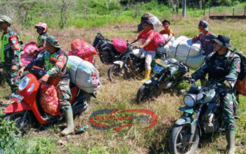 Prajurit TNI Jebol Hutan, Tembus 7 Desa Terisolir Aceh Tengah Bawa Bantuan