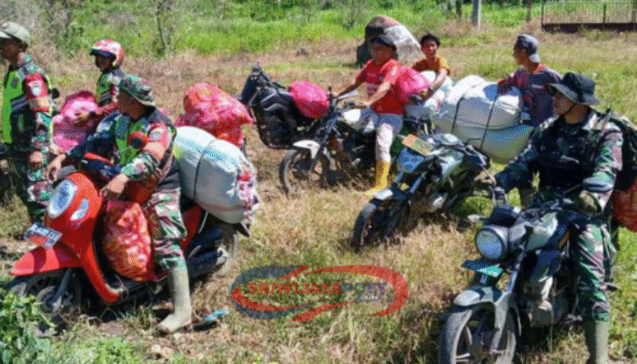 Prajurit TNI Jebol Hutan, Tembus 7 Desa Terisolir Aceh Tengah Bawa Bantuan