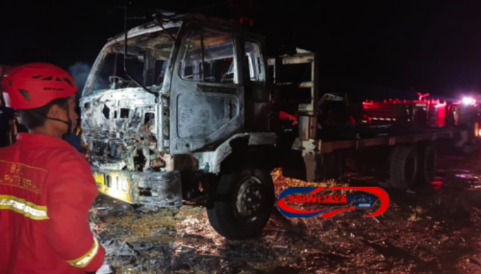 Truk Nissan Terbakar di Workshop Teluk Bayur Berau
