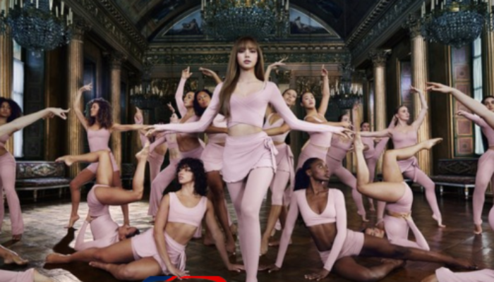 Gaya Lisa BLACKPINK Jadi Balerina di Iklan Sepatu Kim Kardashian x Nike: Elegan & Viral!